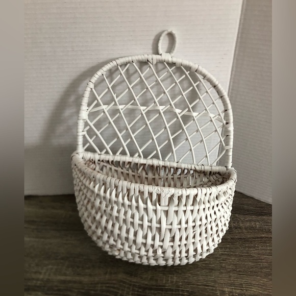 Vtg White Woven Wall Basket - Picture 9 of 11